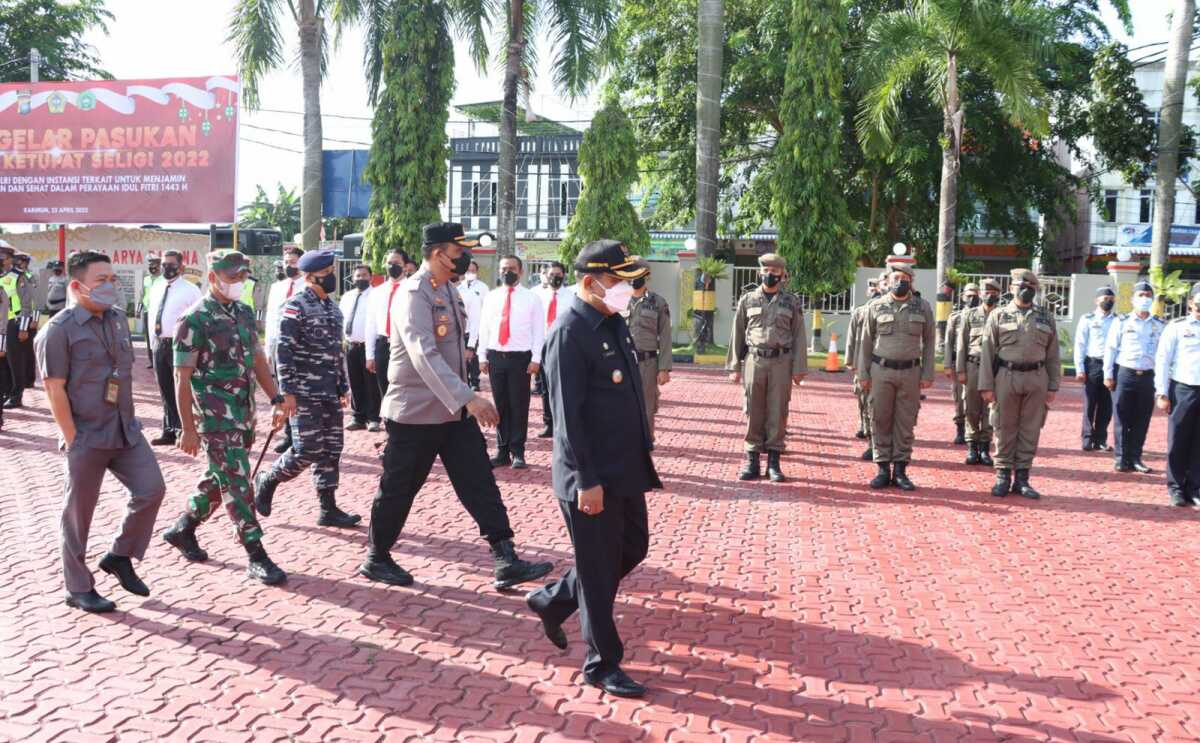 Bupati Karimun Aunur Rafiq didampingi Kapolres, Dandim, Danlanal dan Ketua Pengadilan Negeri memeriksa personel dalam apel gelar pasukan Operasi Ketupat Seligi 2022. (foto: Dok Humas Polres Karimun)