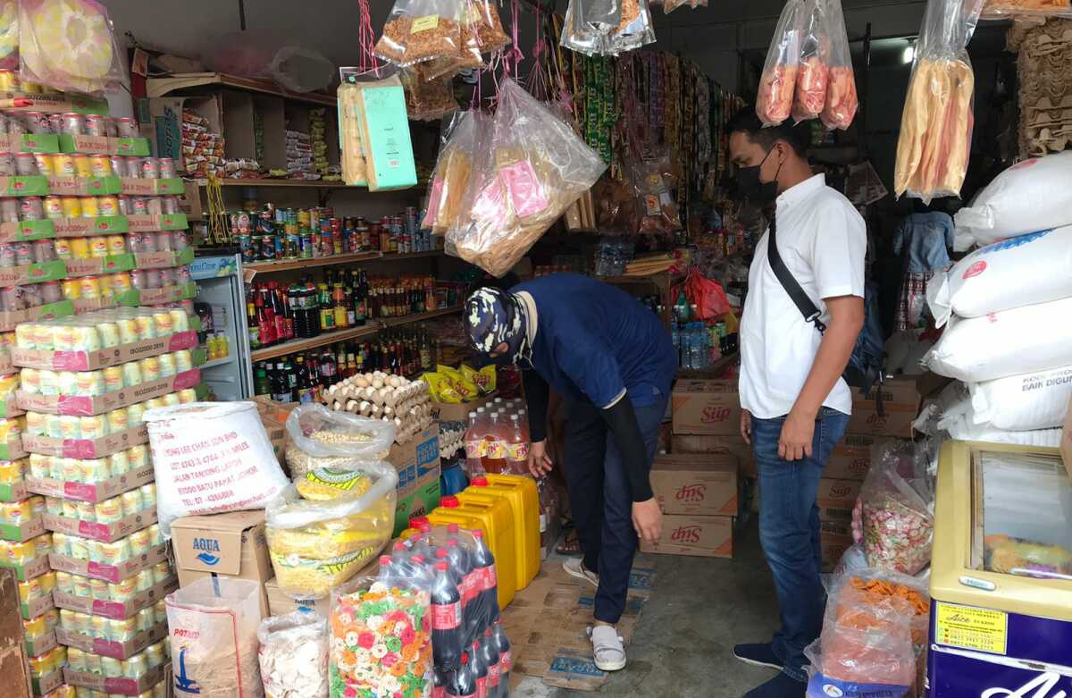 polres karimun cek sembako Personel Sat Reskrim Polres Karimun memantau persediaan sembako di sebuah toko, Kamis (21/4/2022). (foto: Dok. Humas Polres Karimun)