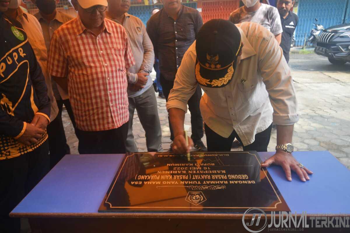 Bupati Karimun Aunur Rafiq menandatangani prasasti peresmian revitalisasi Pasar Puakang tahap I pada 2021. (foto: jurnal/yra)
