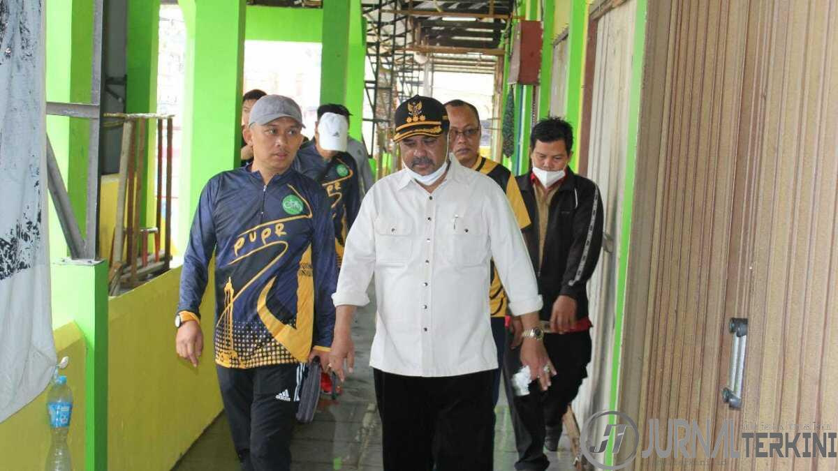 Bupati Karimun Aunur Rafiq meninjau Pasar Puakang yang akan dilanjutkan revitaliasinya pada 2023. (foto: jurnal/yra)