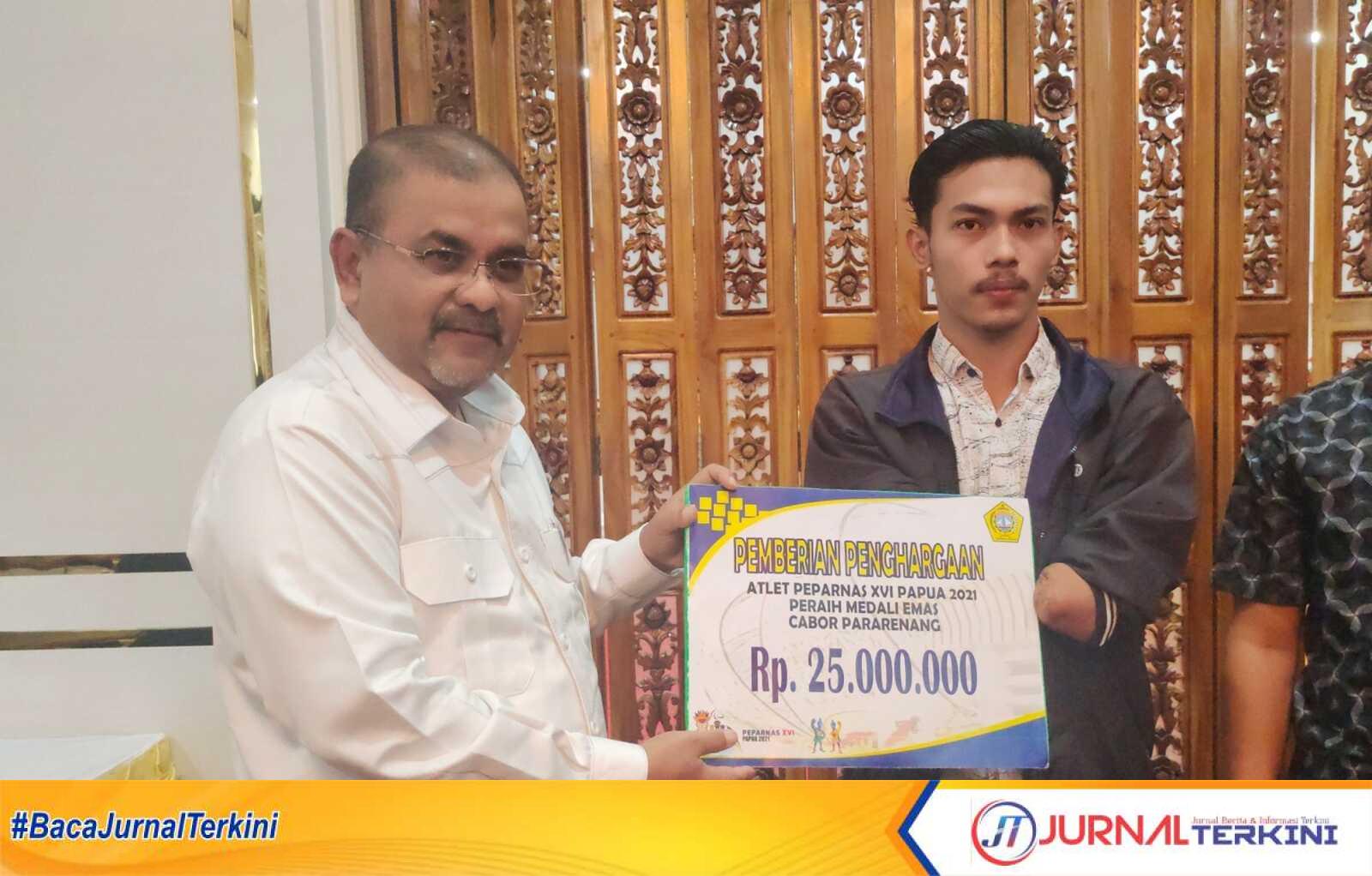 Andri Martias, atlet difabel yang meraih medali emas di Pekan Paralimpik Nasional (Peparnas) XVI Papua 2021 mendapat bonus dari Pemerintah Kabupaten (Pemkab) Karimun. (foto: Humas Pemkab Karimun)