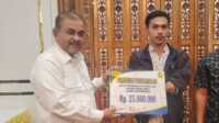 20220623_102434 Andri Martias, atlet difabel yang meraih medali emas di Pekan Paralimpik Nasional (Peparnas) XVI Papua 2021 mendapat bonus dari Pemerintah Kabupaten (Pemkab) Karimun. (foto: Humas Pemkab Karimun)