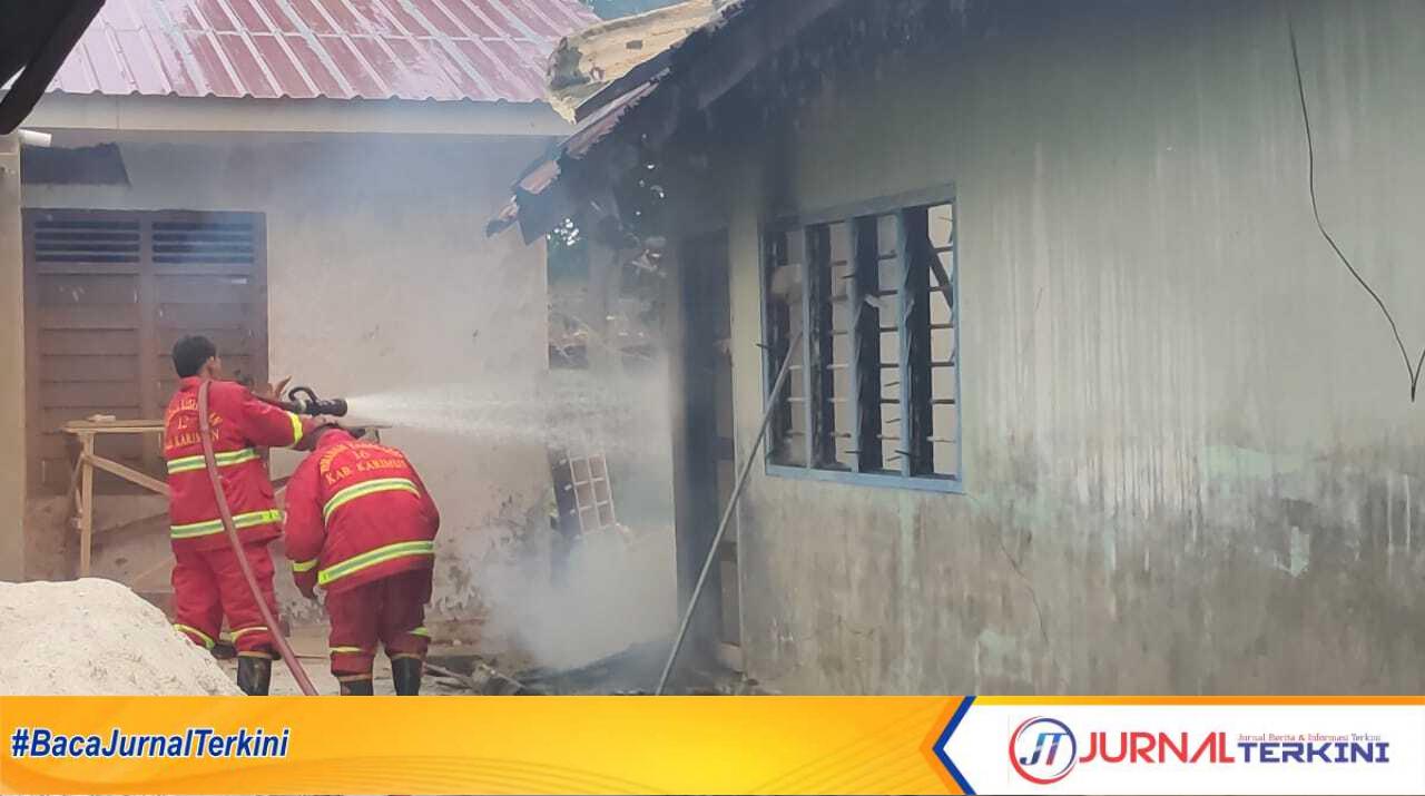 Satu unit rumah di Kelurahan Baran Barat, Kecamatan Meral, Kabupaten Karimun, Kepulauan Riau ludes dilalap si jago merah, Kamis (23/6/2022). (JurnalTerkini.id/yogi)