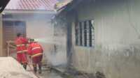 IMG-20220623-WA0017 Satu unit rumah di Kelurahan Baran Barat, Kecamatan Meral, Kabupaten Karimun, Kepulauan Riau ludes dilalap si jago merah, Kamis (23/6/2022). (JurnalTerkini.id/yogi)