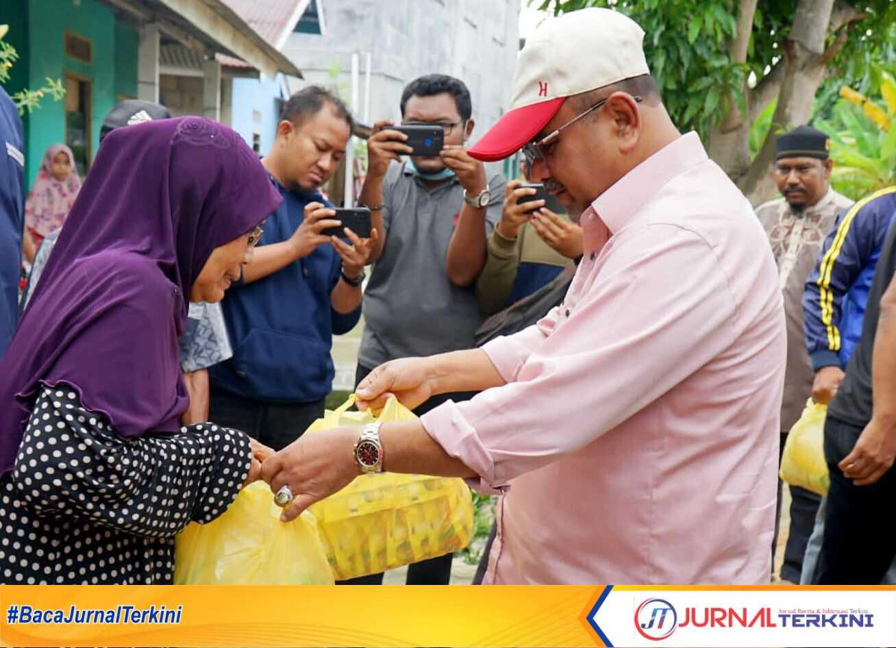 Bupati Karimun Aunur Rafiq menyerahkan bantuan kepada korban banjir (foto: yra)