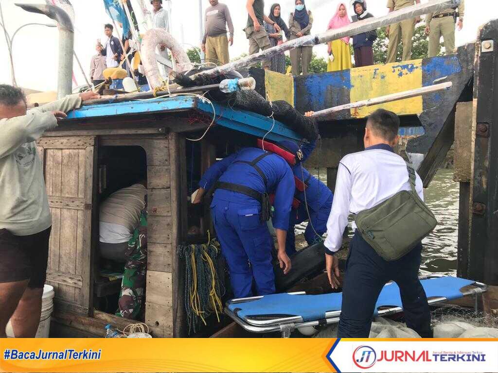 Foto saat korban tengah dievakuasi oleh petugas kepolisian Satpolair Polres Karimun. (Jurnal/Ist)