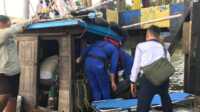 IMG-20220628-WA0075 Foto saat korban tengah dievakuasi oleh petugas kepolisian Satpolair Polres Karimun. (Jurnal/Ist)