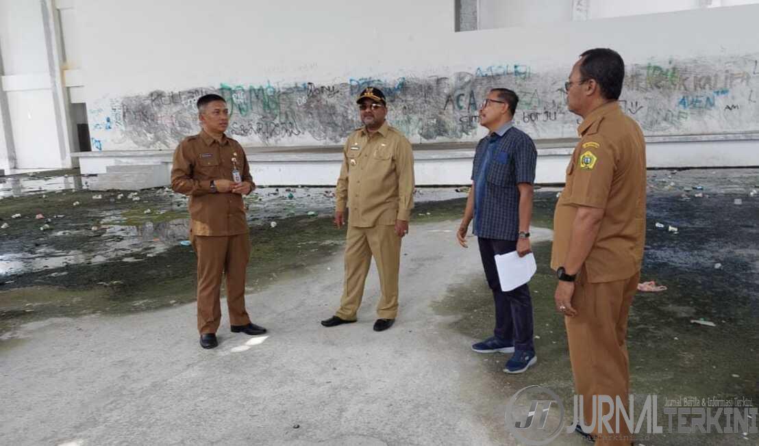 Bupati Karimun Aunur Rafiq meninjau gedung KECC yang akan disulap jadi Mall Pelayanan Publik (MPP). (foto: yra)