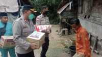 IMG_20220617_181418 Kapolsek Kundur, Kompol Muhamad Komarudin memberikan sembako kepada salah seorang warg kurang mampu. (Jurnal/Ist)