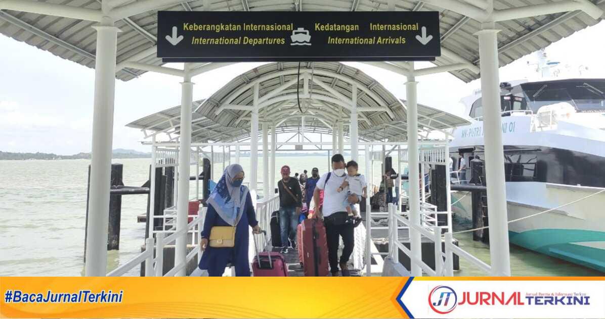 Pintu kedatangan Pelabuhan Internasional Karimun. (Jurnal/YRA)