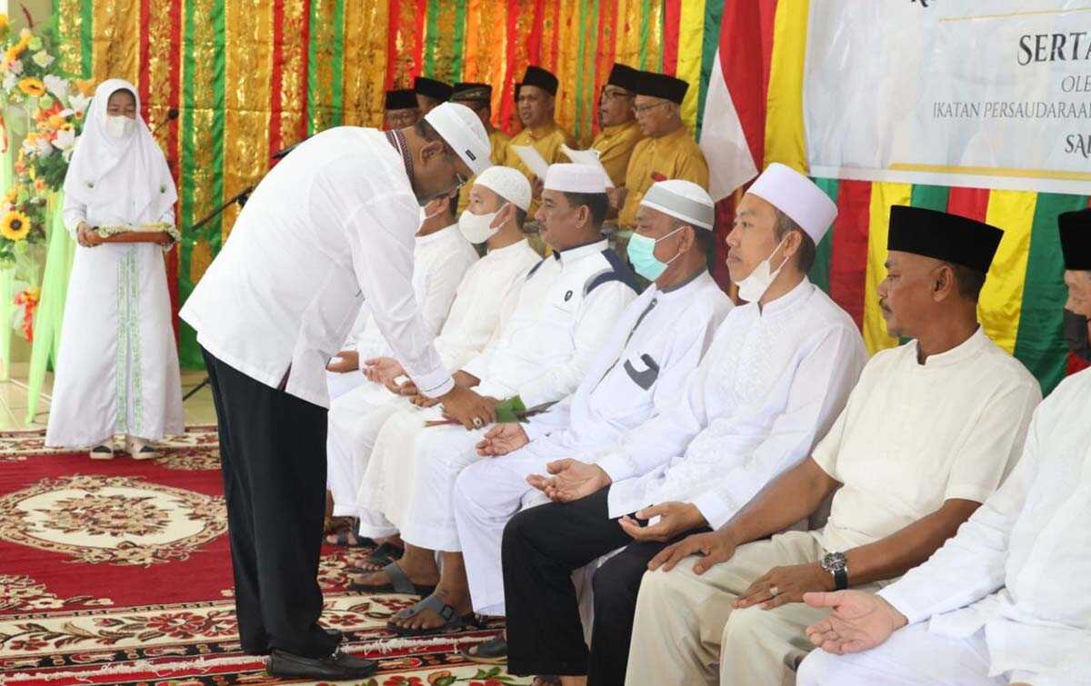 Jamaah haji karimun Bupati Karimun Aunur Rafq melaksanakan prosesi tepuk tepung tawar bagi 76 calon haji dari IPHI dalam acara pelepasan sekaligus halal bihalal yang diadakan IPHI Karimun. (foto: Dok. Diskominfo Karimun)