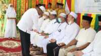 Jamaah haji karimun Bupati Karimun Aunur Rafq melaksanakan prosesi tepuk tepung tawar bagi 76 calon haji dari IPHI dalam acara pelepasan sekaligus halal bihalal yang diadakan IPHI Karimun. (foto: Dok. Diskominfo Karimun)