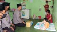 Kapolres Karimun memberikan santunan kepada pemuda yang menderita gizi buruk sejak lahir. (foto: Dok. Humas Polres Karimun)