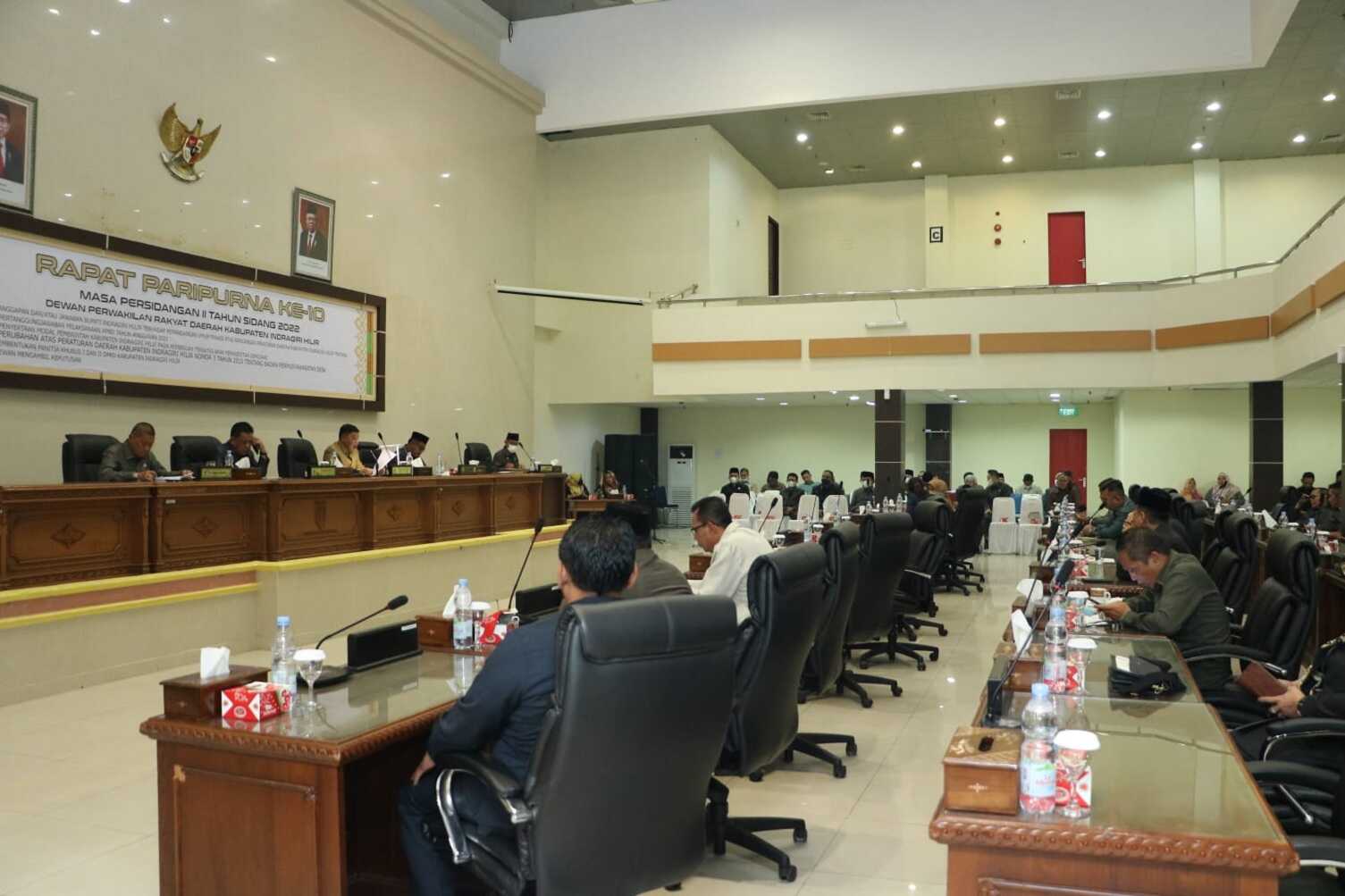 Anggota DPRD Inhil mengikuti rapat paripurna penyampaian Ranperda Laporan Pertanggungjawaban Pelaksanaan APBD 2022.