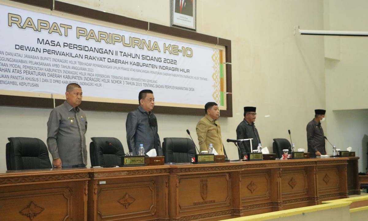 Wakil Bupati Inhil dan pimpinan rapat paripurna menyanyikan lagu Indonesia Raya.