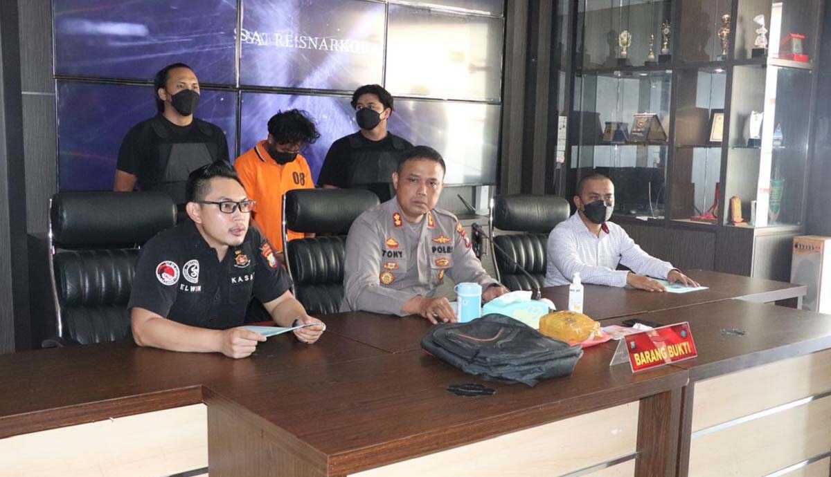Kapolres Karimun AKBP Tony Pantano didampingi Kasat Narkoba AKP Elwin dan Kasubsipenmas Sihumas Iptu Jordan Manurung menggelar konferensi pers terkait pengungkapan kasus sabu-sabu seberat 1,032 kilogram, Jumat (9/6/2022). (foto: Humas Polres Karimun)