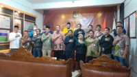 tahapan pemilu 2024 di karimun Jajaran KPU Karimun, Bawaslu Karimun, perwakilan partai politik dan Kapolres Karimun AKBP Tony Pantano berfoto bersama usai peluncuran tahapan pemilu, Selasa (14/6/2022) malam. (foto: rdi)