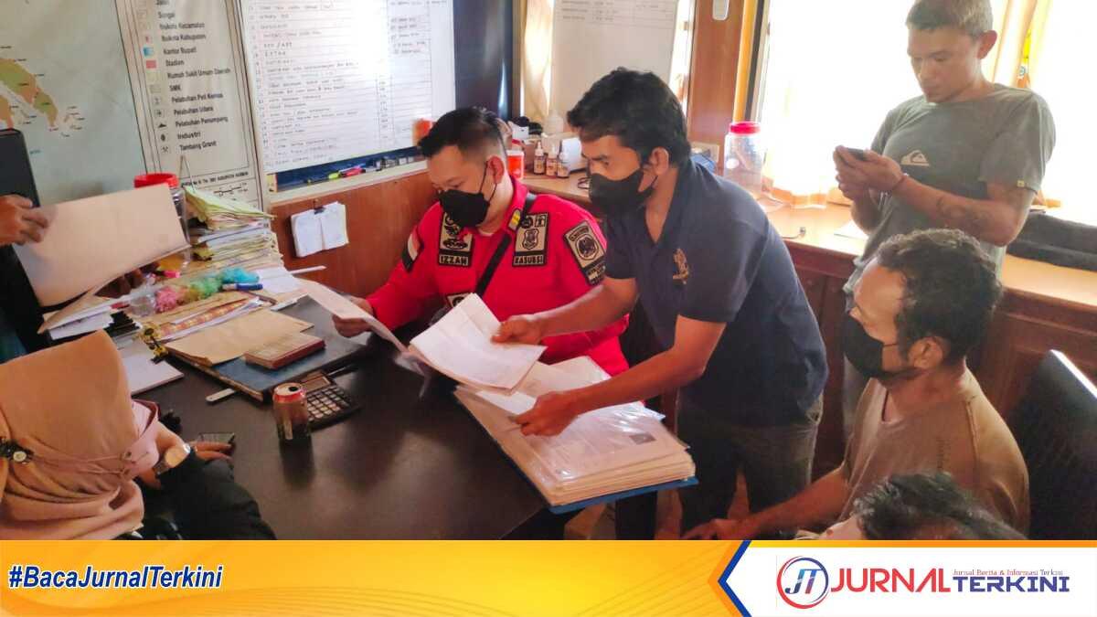 Timpora dipimpin Kasi Intelijen dan Penindakan Imigrasi Karimun Fajri Dirgantara memeriksa dokumen pekerja asing, Kamis (16/6/2022). (JurnalTerkini.id/yra).