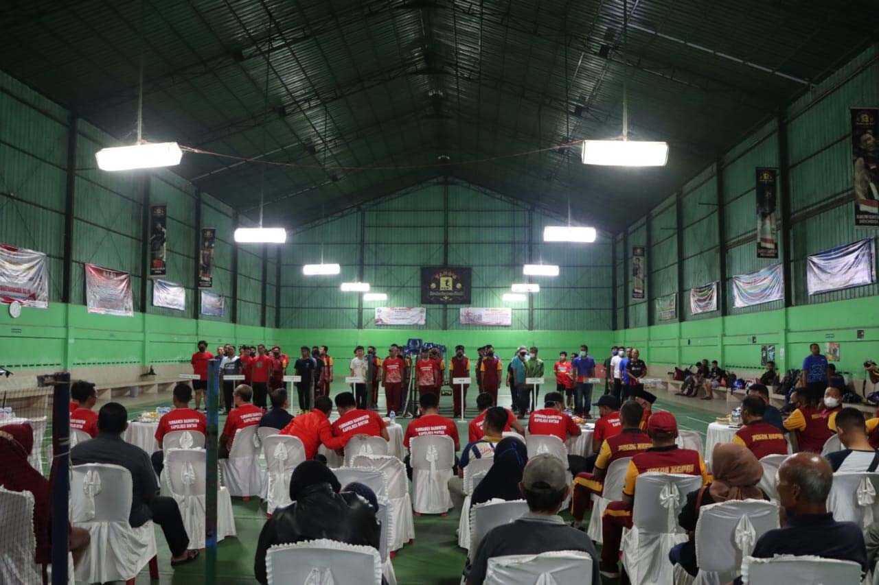 Pembukaan turnamen bulutangkis Polres Bintan dalam rangka Hari Bhayangkara ke-76. (foto: Dok. Humas Polres Bintan)