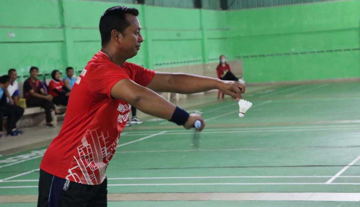 turnamen bulutangkis polres bintan Kapolres Bintan membuka turnamen badminton Hari Bhayangkara ke-76. (foto: Dok. Humas Polres Bintan)