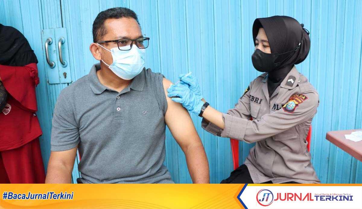 vaksinasi serentak polres karimun Seorang warga divaksinasi seorang polwan dalam kegiatan vaksinasi serentak mencegah COVID-19 yang digelar Polres Karimun dalam rangka Hari Bhayangkara ke-76, Jumat (17/6/2022). (foto: jurnal/ist)