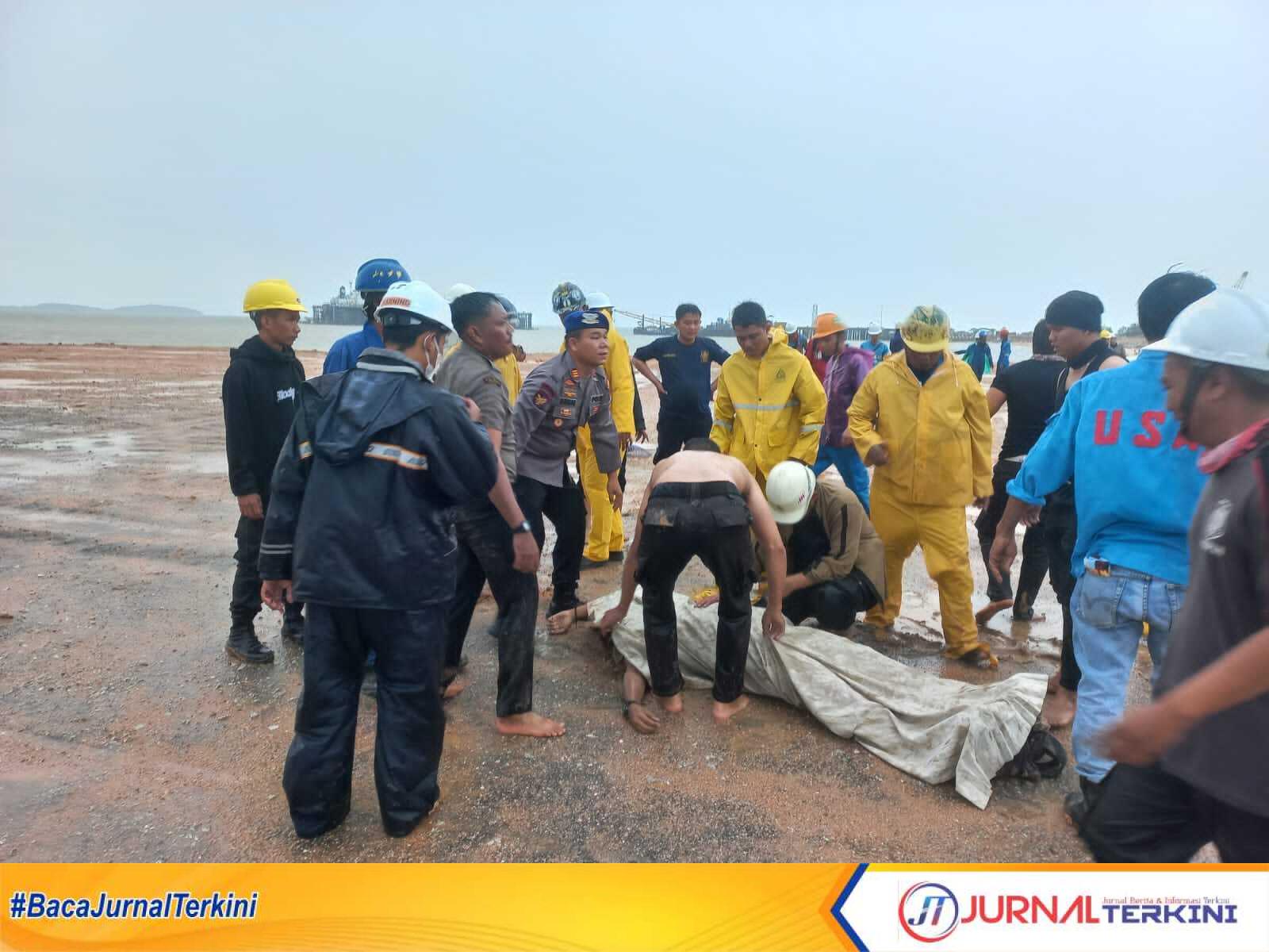 IMG-20220720-WA0012 Dua orang pekerja PT Multi Ocean Shipyard (MOS) di Kabupaten Karimun, Kepulauan Riau ditemukan tewas, Rabu (20/7/2022). (JurnalTerkini.id/yogi)