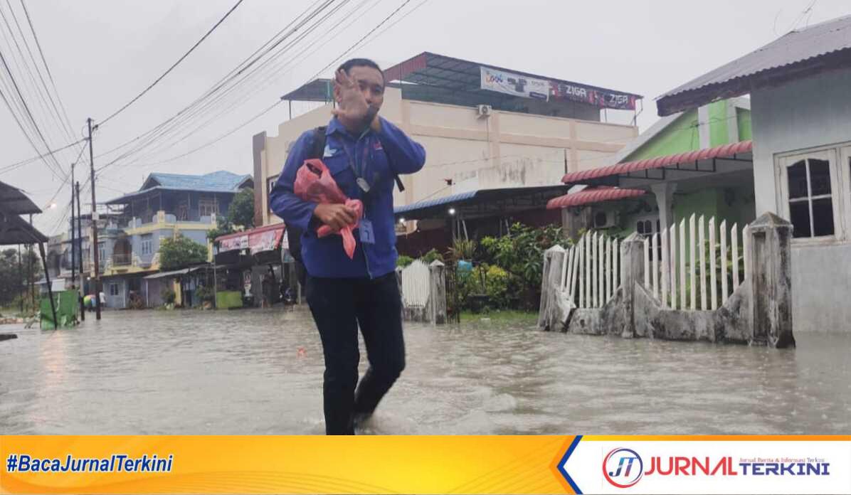 Banjir di kawasan pelipit akibat guyuran hujan intensitas tinggi (foto: yra)