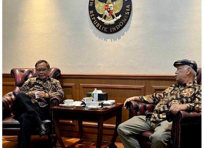 SMSI tolak RKUHP Ketua Dewan Pers Azyumardi Azra bersama Menko Polhukam Mahfud MD mendiskusikan RKUHP. (foto: dok. SMSI)