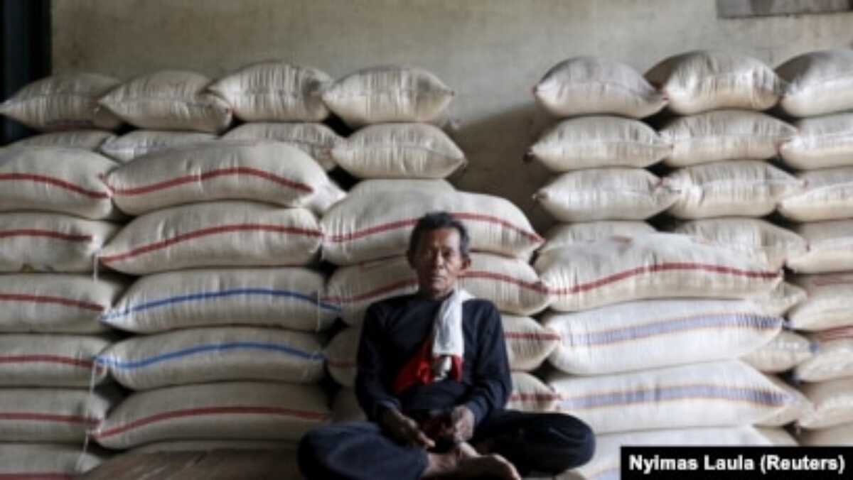 harga pangan beras Seorang porter beristirahat di samping karung beras di pasar grosir beras di Jakarta Timur, 20 Mei 2015. (Foto: REUTERS/Nyimas Laula)