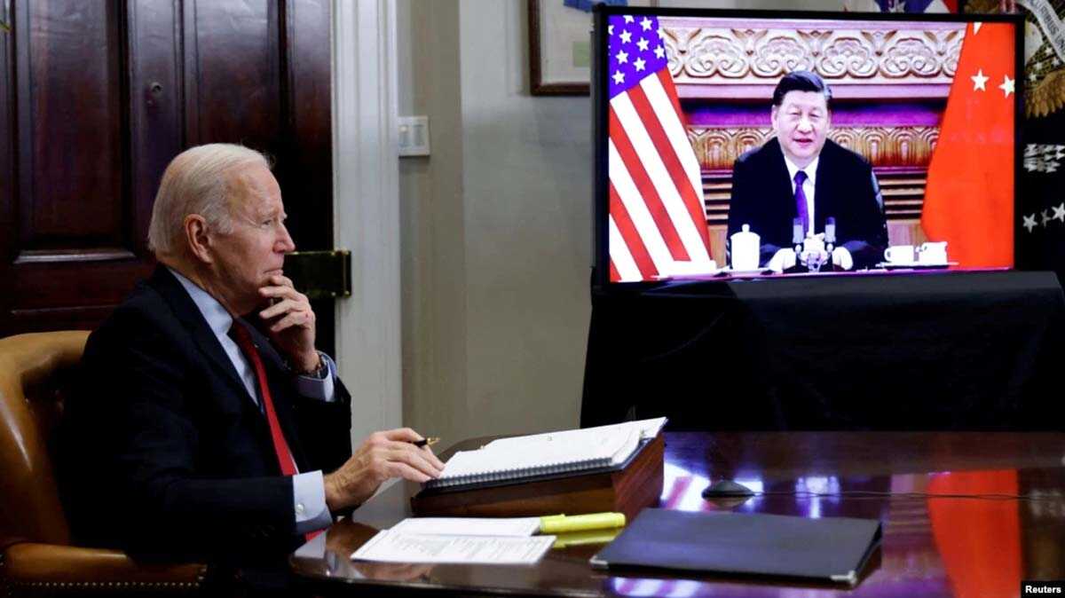 Presiden AS Joe Biden melakukan pembicaraan video dengan Presiden Tiongkok Xi Jinping dari Gedung Putih, Washington DC, 15 November 2021 lalu (foto: dok VOA).