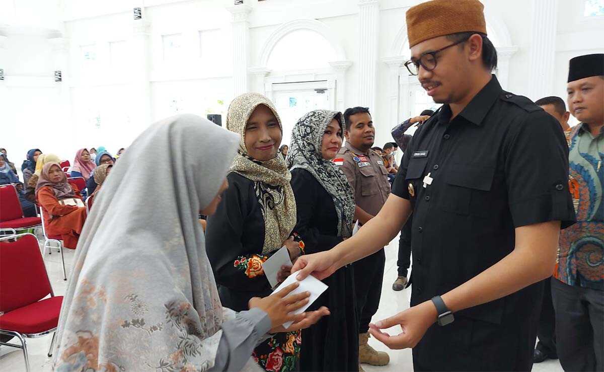 Wali Kota Bukittinggi Erman Safar menyerahkan honor bagi pekerja sosial. (foto: siberindo.co)