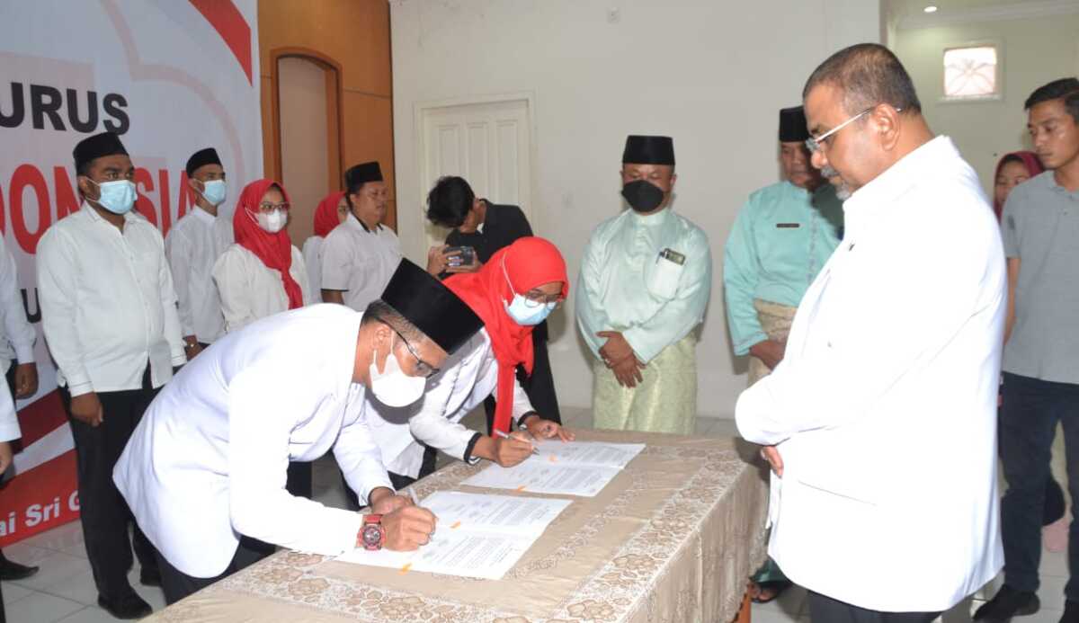 Bupati Karimun Aunur Rafiq menyaksikan penandatanganan SK pelantikan pengurus PMI Kecamatan Kundur dan Ungar. (foto: istimewa)