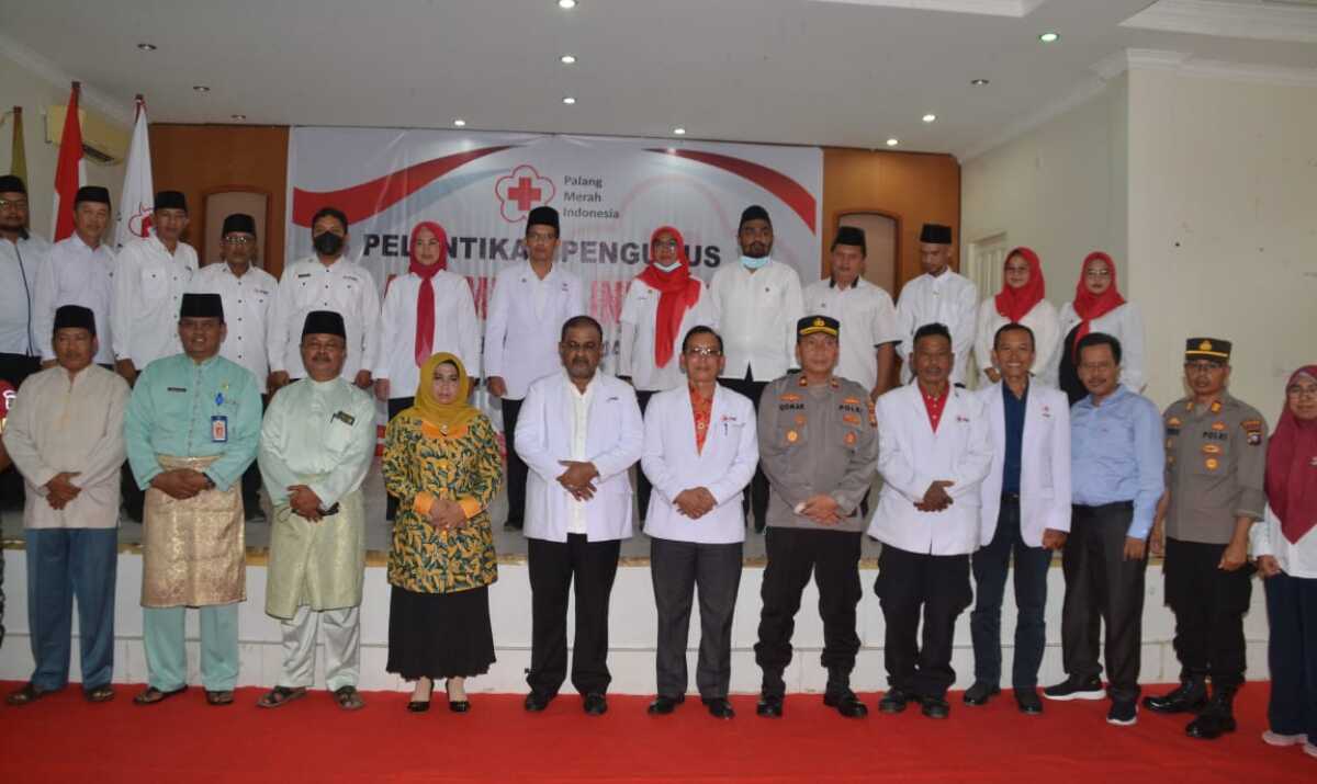 Bupati Karimun Aunur Rafiq berfoto bersama pengurus PMI Kecamatan Kundur dan Ungar usai dilantik. (foto: jurnal/ist)
