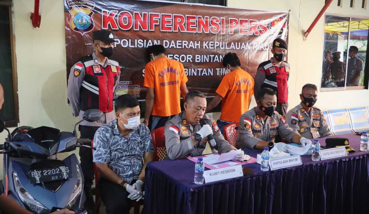 polres Bintan Tangkap pencuri 4 tkp Kapolres Bintan menggelar konferensi pers terkait penangkapan empat tersangka Pencuri sepeda motor di 10 lokasi. (Foto: Dokumen Humas Polres Bintan)