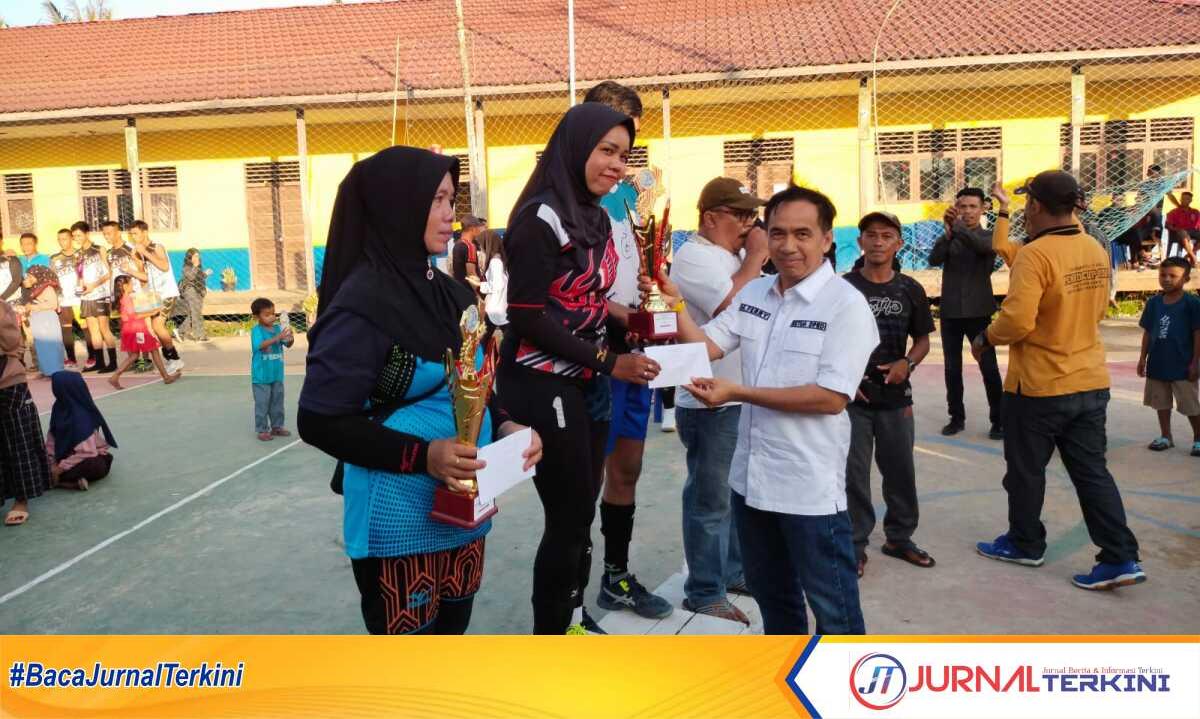 Ketua DPRD Inhil Ferryandi menutup open turnamen voli Pemuda Terusan Kempas, Kamis (8/7/2022). (Foto: jurnal/abdullah)