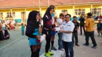 turnamen voli kempas Ketua DPRD Inhil Ferryandi menutup open turnamen voli Pemuda Terusan Kempas, Kamis (8/7/2022). (Foto: jurnal/abdullah)