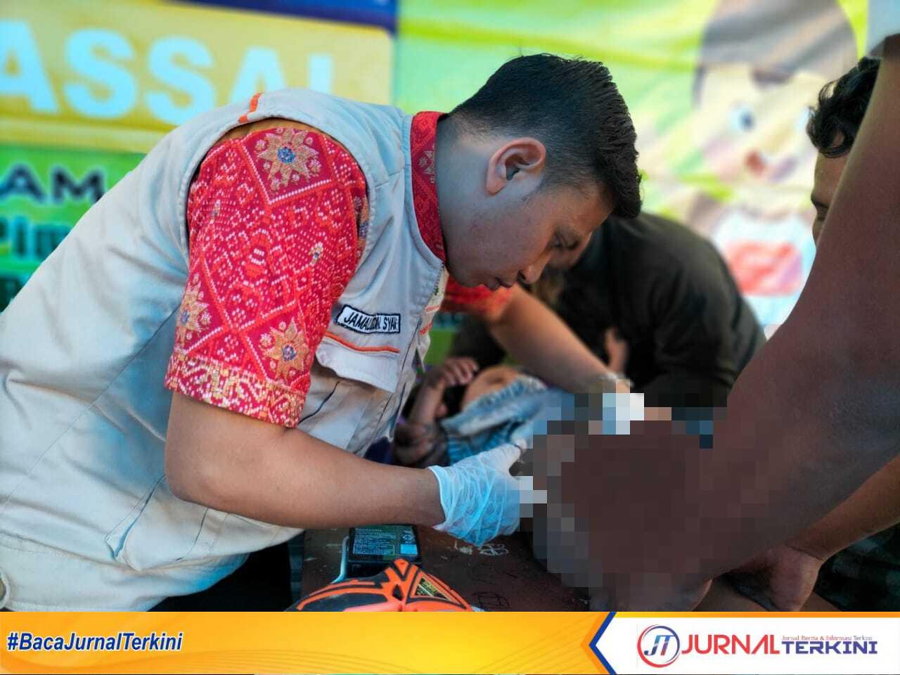 Tim medis saat melayani peserta khitanan massal