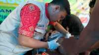 Tim medis saat melayani peserta khitanan massal