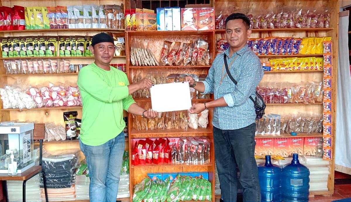 PT Timah bantu Nasdin Craft-1 PT Timah Tbk menyerahkan bantuan kepada Nazaruddin, pemilik usaha ekonomi kreatif Nasdin Craft. (foto: dok. PT Timah)