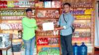 PT Timah Tbk menyerahkan bantuan kepada Nazaruddin, pemilik usaha ekonomi kreatif Nasdin Craft. (foto: dok. PT Timah)