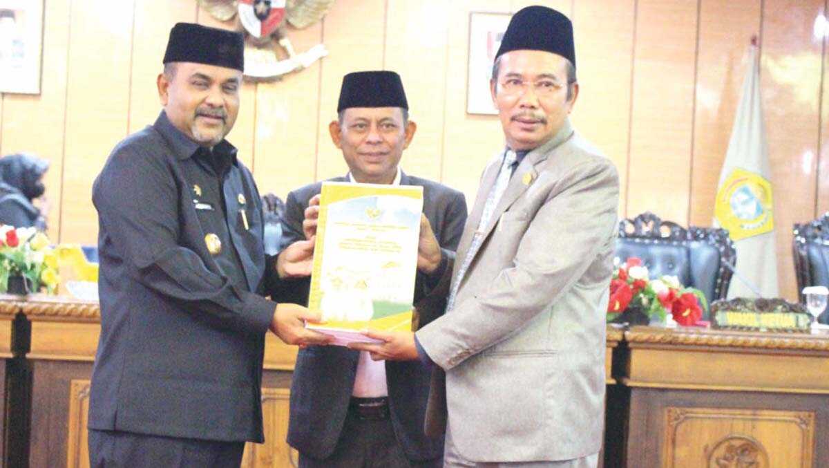 paripurna LPP APBD Ketua DPRD Karimun M Yusuf Sirat didampingi Wakil Ketua Rasno menerima Ranperda Pertanggungjawaban APBD 2021 dari Bupati Karimun Aunur Rafiq (foto: Dok. Setwan DPRD Karimun)