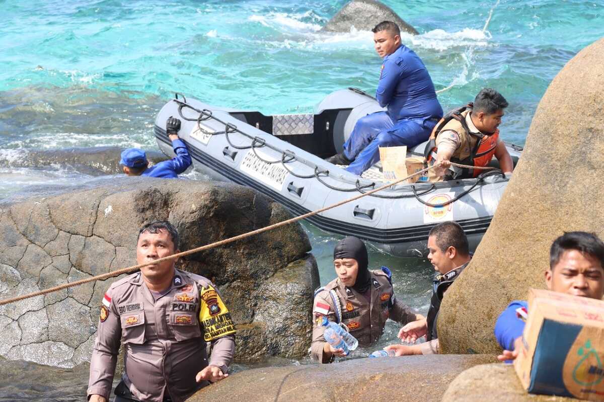 Personel Polres Kepulauan Anambas termasuk Kapolres harus berenang demi mengibarkan bendera di pulau terluar di Kabupaten Kepulauan Anmbas. (foto: dok. Polres Anambas)