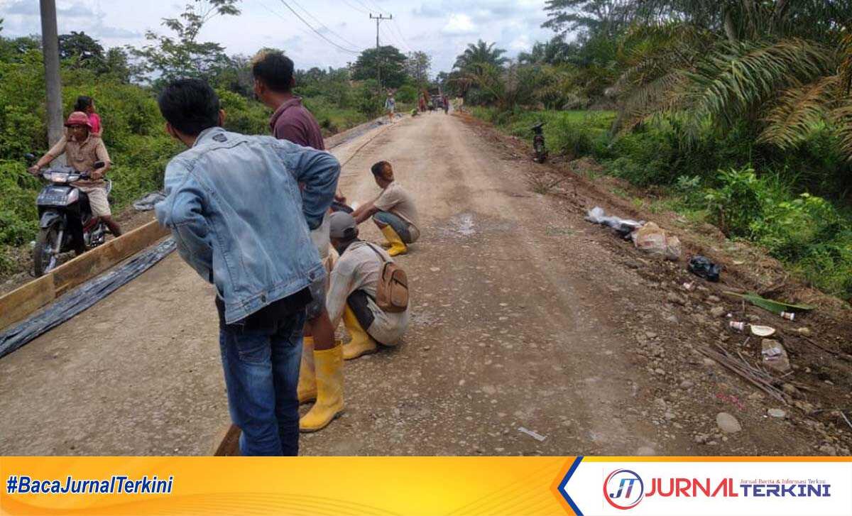 Proyek Peningkatan jalan Megang Gakti-Kebun Kulim-Jajaran Baru I, Kecamatan Megang Sakti, Kabupaten Musi Rawas Provinsi Sumatera Selatan mulai disoroti oleh Sony Ketua LSM BAPAK (Barisan Pemuda Anti Korupsi). (foto: jurnalterkini.id/abk)