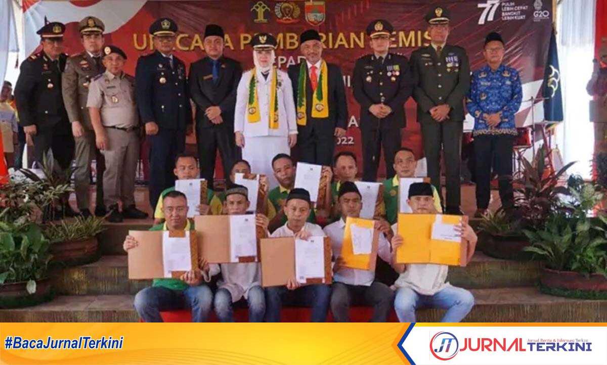 Bupati Musi Rawas, Kalapas Narkotika Kelas II A Muara Beliti berfoto bersama sejumlah pejabat dan para warga binaan yang mendapat remisi HUT RI ke-77. (foto: jurnalterkini.id/abk)