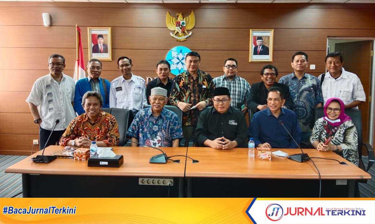 Ketua Dewan Pers berfoto bersama pengurus SMSI usai beraudiensi. (dok. SMSI)