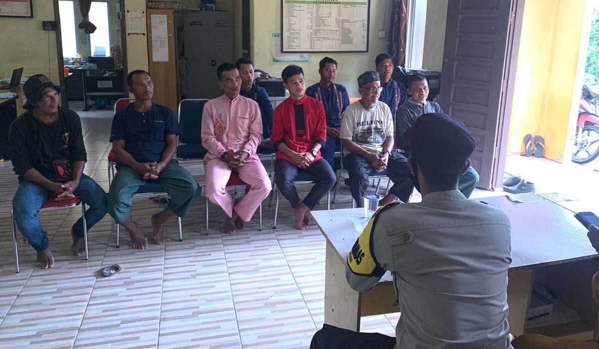 Kelompok Tani Desa Teluk Bayur mengikuti binluh ketahanan pangan yang digelar Unit Binmas Polsek Palmatak. (foto: dok Polsek Palmatak)