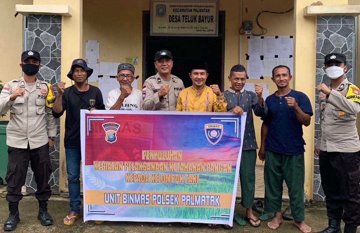 Binluh ketahanan pangan polsek palmatak Kelompok Tani Desa Teluk Bayur berfoto bersama Kanit Binmas Polsek Palmatak dan Bhabinkamtibmas di sela kegiatan binluh ketahanan pangan. (foto: dok Polsek Palmatak)