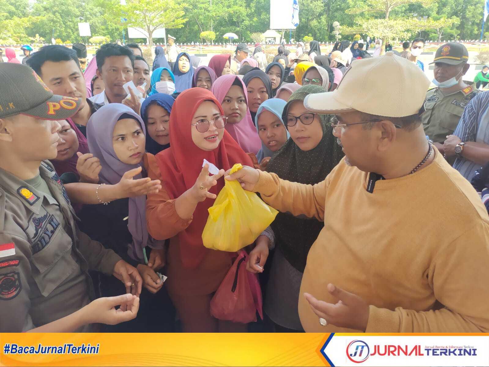 Bupati Karimun Aunur Rafiq membagikan paket bahan pangan dalam bazar pangan yang digelar Dinas Pangan dan Pertanian bersama TPID dan sejumlah distributor. (foto: yra)