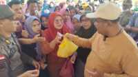 Bupati Karimun Aunur Rafiq membagikan paket bahan pangan dalam bazar pangan yang digelar Dinas Pangan dan Pertanian bersama TPID dan sejumlah distributor. (foto: yra)