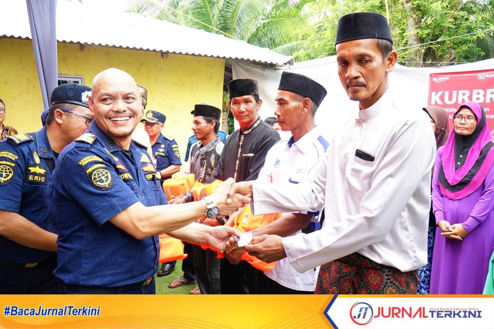 Kepala KSOP Kelas I Tanjungbalai Karimun, Jon Kenedi menyerahkan e-pas kecil kepada salah seorang nelayan di Desa Tulang